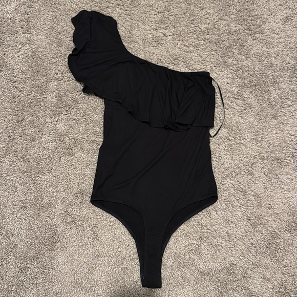 Forever 21 one shoulder ruffle bodysuit- Size Small - Picture 2 of 7